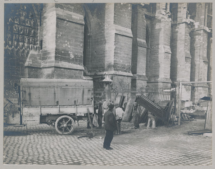 Déchargement place du Parvis de tôles ondulées pour la toiture provisoire de la cathédrale