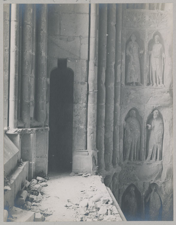 Façade ouest, porche sud : revers du porche, depuis le triforium sud ; Statues de prophètes rongées par l'incendie, côté gauche