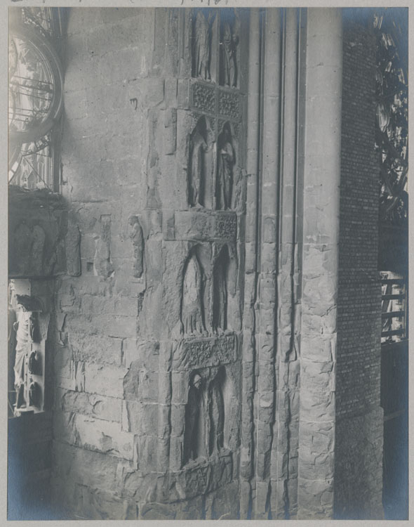 Façade ouest, porche sud : revers du porche, depuis le triforium sud ; Statues de prophètes rongées par l'incendie, côté droit