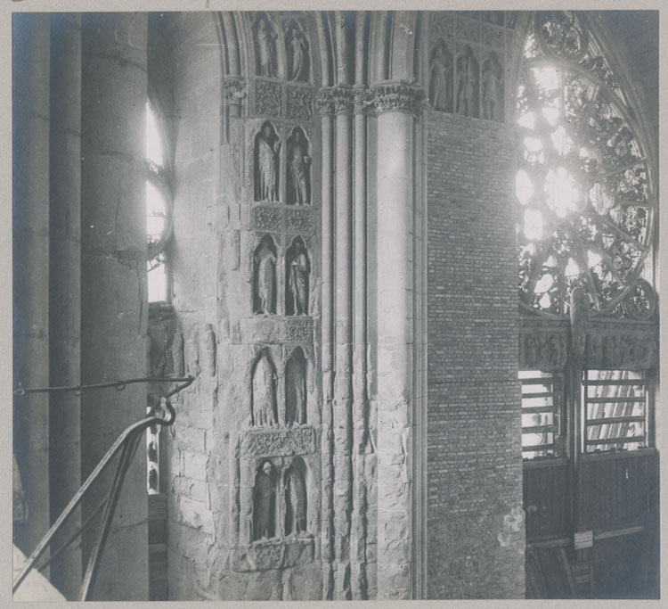 Façade ouest, porches sud et ouest : revers des porches, depuis le triforium sud ; Statues de prophètes rongées par l'incendie et mur en briques de protection