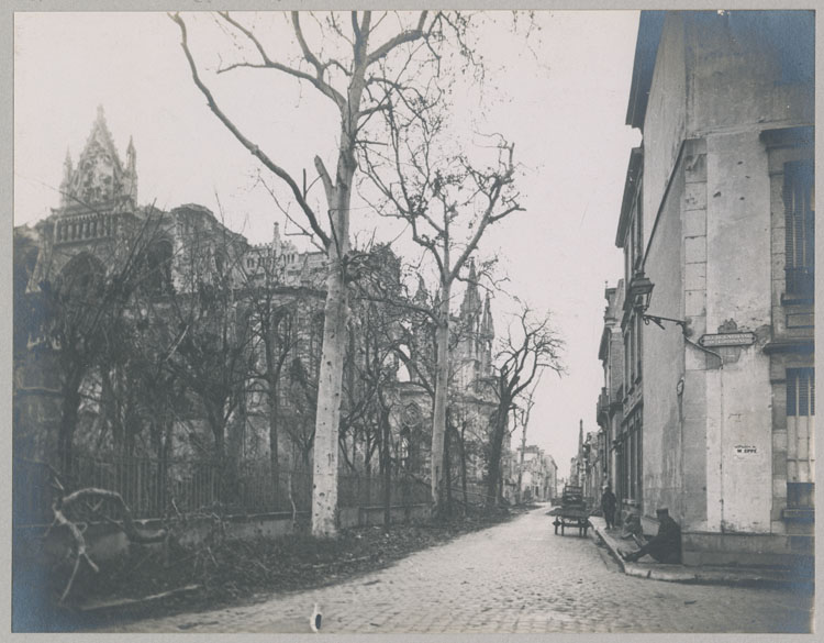 Chevet côté sud détérioré par les bombardements, vu du coin des rues du Cloître et du Cardinal-de-Lorraine ; Toiture détruite par l'incendie