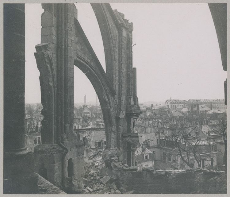 Arc-boutant du chevet côté sud-est détérioré par les bombardements, pris de la galerie à la base des fenêtres hautes