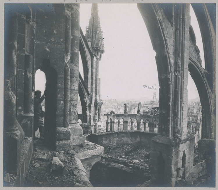 Arcs-boutants et pinacle du chevet côté nord-est, détériorés par les bombardements, depuis la galerie du chemin de ronde à la base des fenêtres hautes