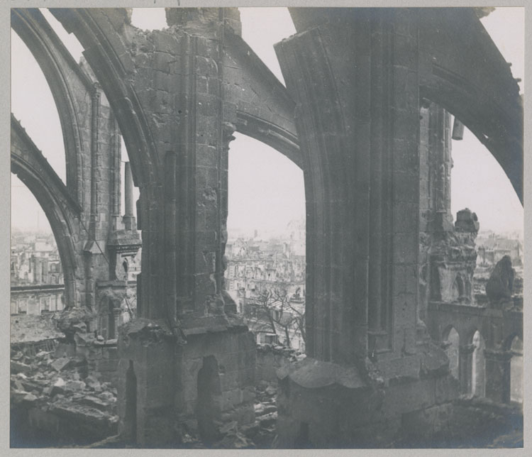 Arcs-boutants du chevet côté sud-est détériorés par les bombardements, depuis la galerie à la base des fenêtres hautes