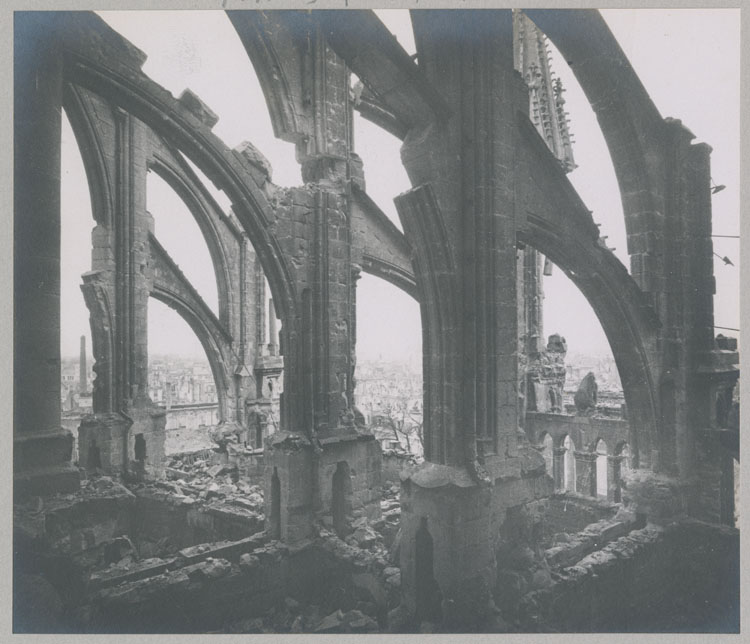 Arcs-boutants du chevet côté sud-est détériorés par les bombardements, depuis la galerie à la base des fenêtres hautes