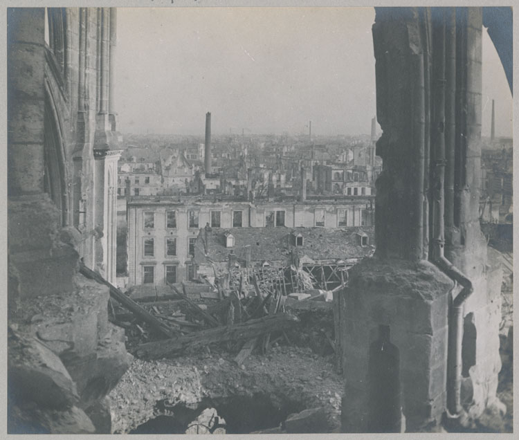 Voûte crevée donnant sur la chapelle Saint-Joseph, côté sud-est du chevet, prise de la galerie à la base des fenêtres hautes ; Contreforts détériorés par les bombardements