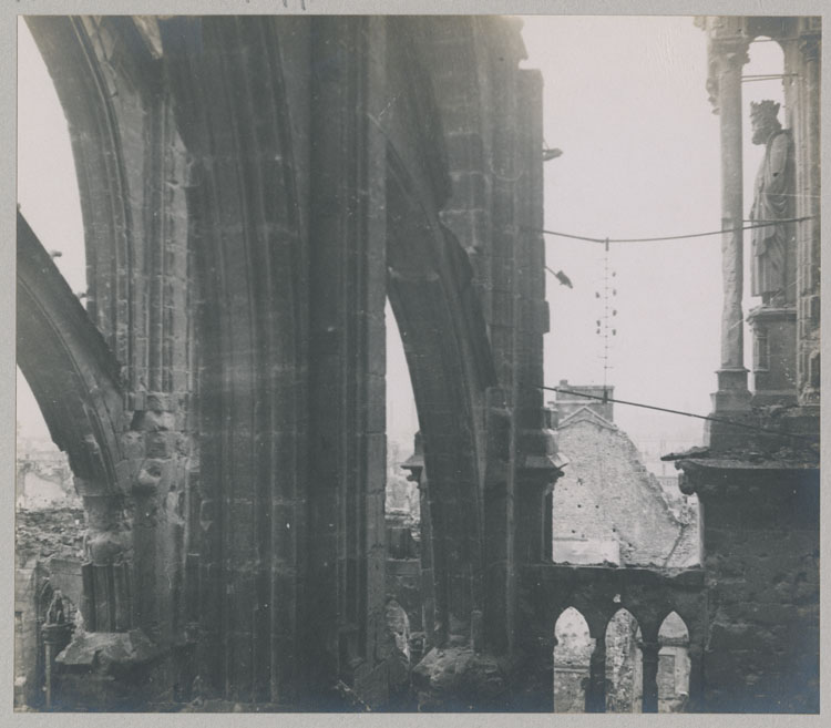 Transept, croisillon sud : contreforts, arcs-boutants et statue de roi détériorés par les bombardements, côté est