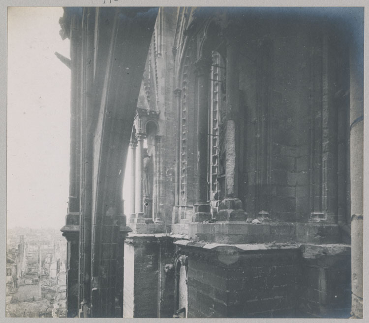 Transept, croisillon nord côté ouest : contreforts et arcs-boutants, depuis la galerie à la base des fenêtres hautes de la nef