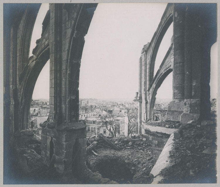 Voûte crevée donnant sur la chapelle Saint-Joseph, prise de la galerie à la base des fenêtres hautes ; Contreforts et arcs-boutants du chevet côté sud-est, détériorés par les bombardements