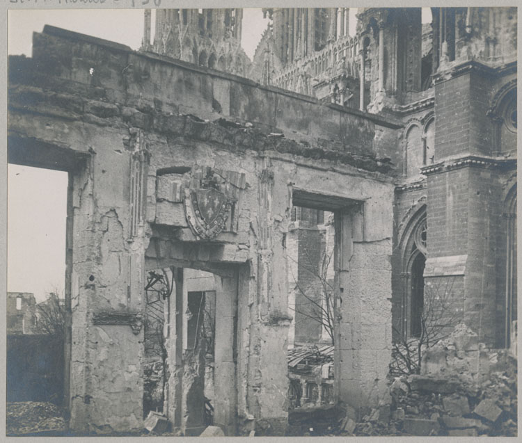 Façade ouest avec blason de la salle du Tau, détruite par les bombardements ; À arrière-plan, les tours et la façade sud de la cathédrale