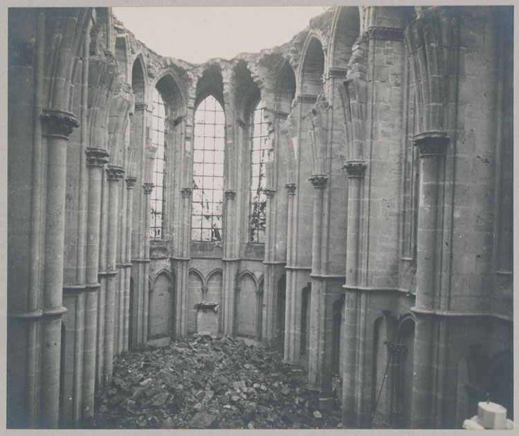 Nef et choeur de la chapelle archiépiscopale, après l'incendie ; Décombres des voûtes