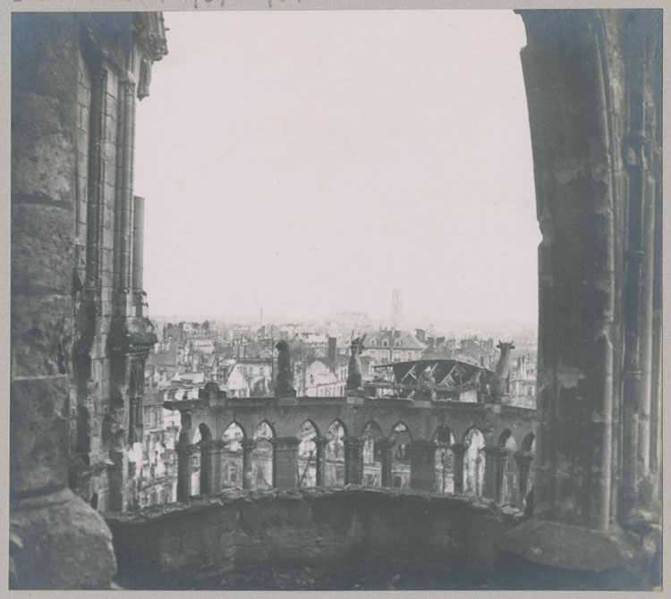 Balustrade du chevet côté nord-est détériorée par les bombardements, prise du chemin de ronde