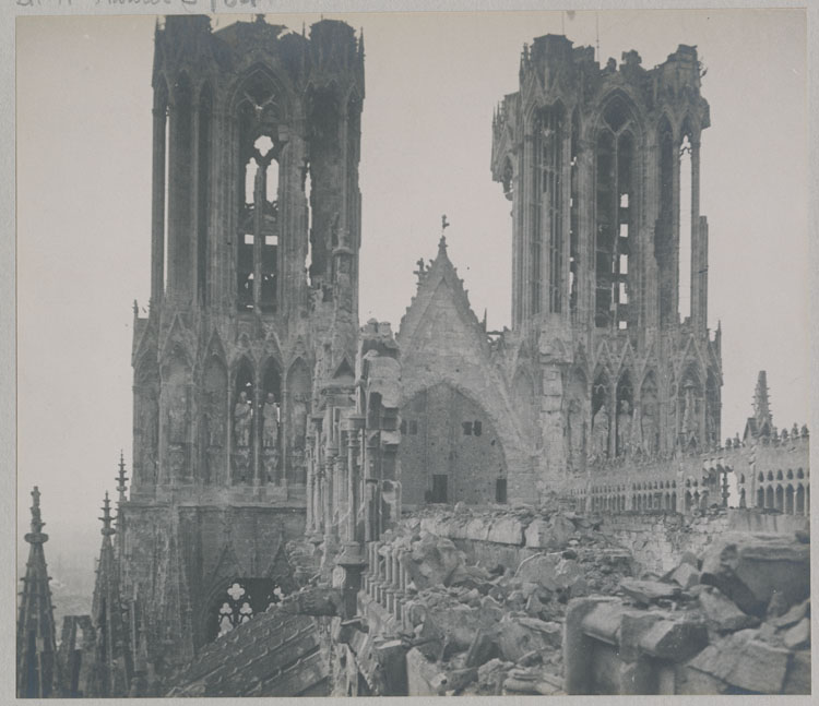 La toiture détruite par l'incendie, les tours et la galerie de couronnement détériorées, depuis le croisillon sud du transept