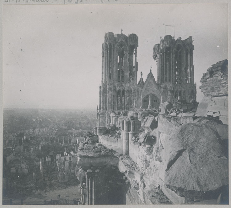 La toiture détruite par l'incendie, les tours et la galerie de couronnement détériorées, depuis le croisillon sud du transept