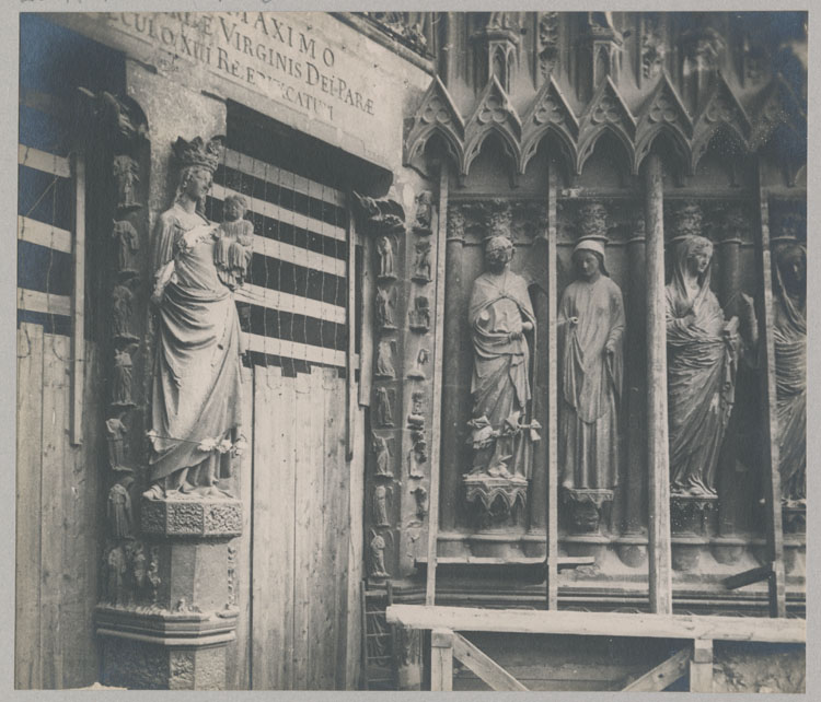 Façade ouest, porche central après l'enlèvement des sacs de protection : Vierge à l'Enfant (trumeau) ; L'ange de l'Annonciation et la Vierge, la Vierge et Élisabeth (ébrasement droit)