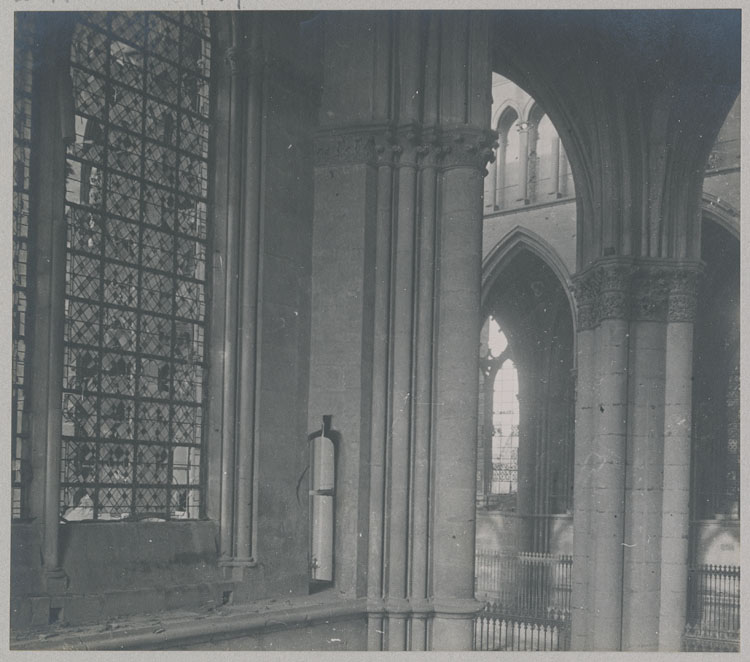 Transept, croisillon sud côté ouest : pilier et verrière, depuis les fenêtres hautes côté sud-est