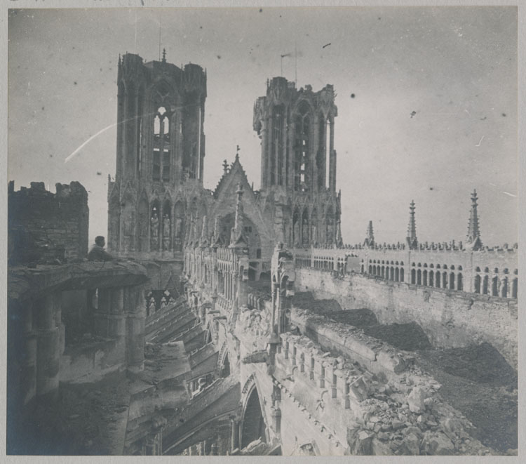 La toiture détruite par l'incendie ; Les combles, les tours et la galerie de couronnement détériorées, depuis le croisillon sud du transept