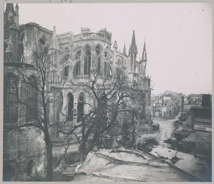 Chevet côté sud détérioré par les bombardements, vu du toit de la maison Douce, au coin des rues du Cloître et du Cardinal-de-Lorraine ; À gauche, la chapelle archiépiscopale