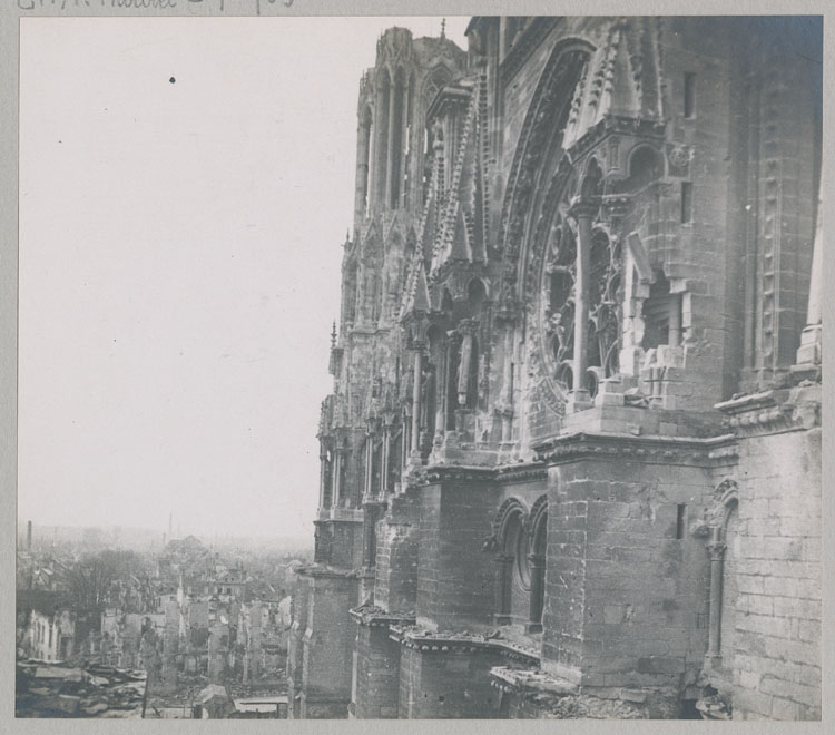 Croisillon sud du transept détérioré par les bombardements ; Niches vides des statues de l'Église et de la Synagogue