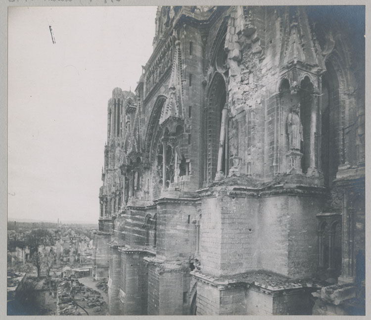 Façade sud détériorée par les bombardements, depuis le toit d'une maison de la rue du Cloître