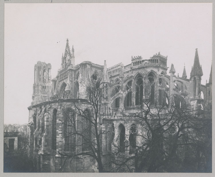 Façade sud et chevet, détériorés par les bombardements, vus du toit de la maison Douce, au coin des rues du Cloître et du Cardinal-de-Lorraine ; À gauche, la chapelle archiépiscopale