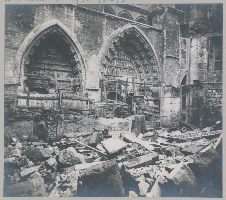 Façade nord : portails du Jugement dernier et des Saints ; Au premier plan, les ruines du 8 rue Robert-de-Coucy