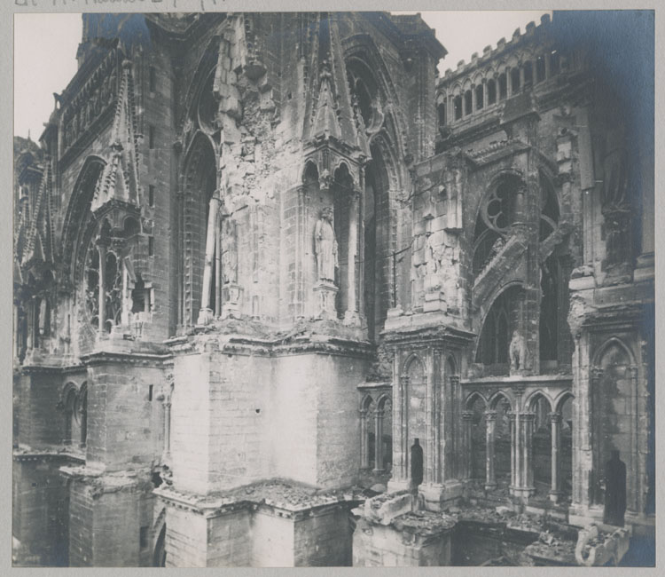 Croisillon sud du transept et abside côté sud détériorés par les bombardements, depuis le toit d'une maison de la rue du Cloître