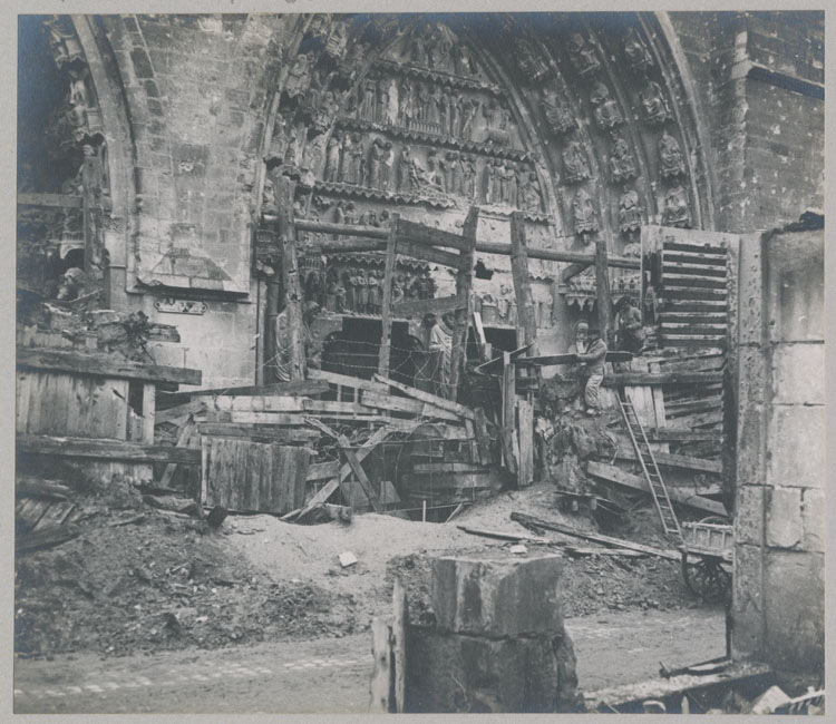 Façade nord : portail des Saints, depuis le 8 rue Robert-de-Coucy ; Enlèvement des protections des porches contre les bombardements