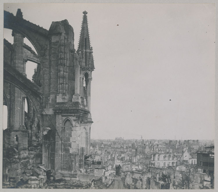 Contreforts, arcs-boutants et pinacles du chevet côté sud-est, détériorés par les bombardements, vus de la chapelle archiépiscopale