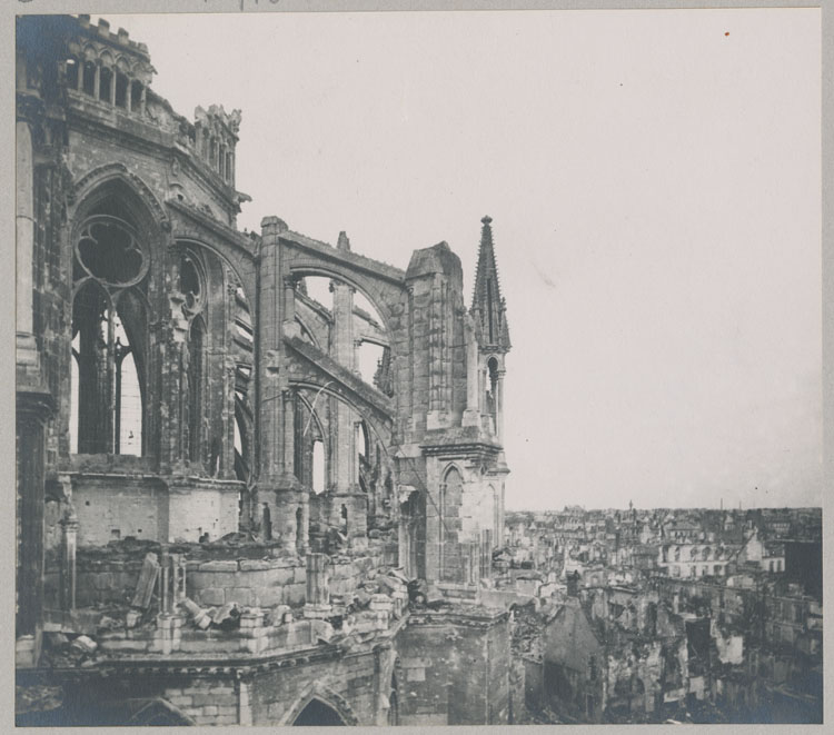 Chevet côté sud-est détérioré par les bombardements, depuis le toit d'une maison de la rue du Cloître