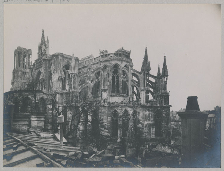 Façade sud-est, détériorée par les bombardements ; Vue d'ensemble du toit de la maison Douce, au coin des rues du Cloître et du Cardinal-de-Lorraine