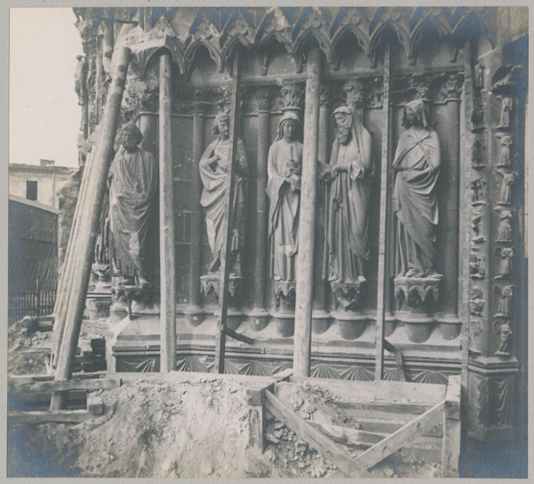 Façade ouest, porche central : ébrasement gauche après l'enlèvement des sacs de protection ; Groupe de la Présentation au Temple : statues d'Isaïe, Joseph, la Vierge à l'Enfant, Siméon et Anne