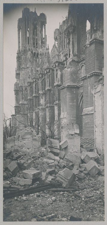 Façade sud et les tours, depuis le palais archiépiscopal