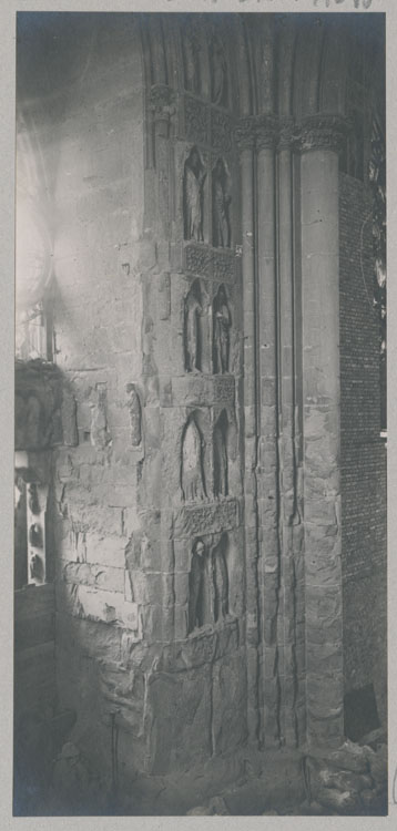 Façade ouest, porche sud : revers du porche depuis le triforium sud ; Statues de prophètes rongées par l'incendie