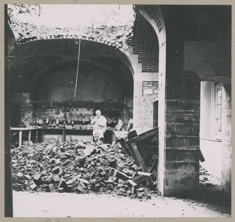 Atelier et dépôt lapidaire dans les anciennes écuries du palais archiépiscopal ; Voûtes crevées par les bombardements