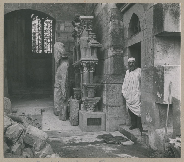 Chantier, dépôt lapidaire au sud de la cathédrale ; Ouvrier à la porte des petites sacristies et porte latérale donnant sur la cour d'honneur du palais archiépiscopal