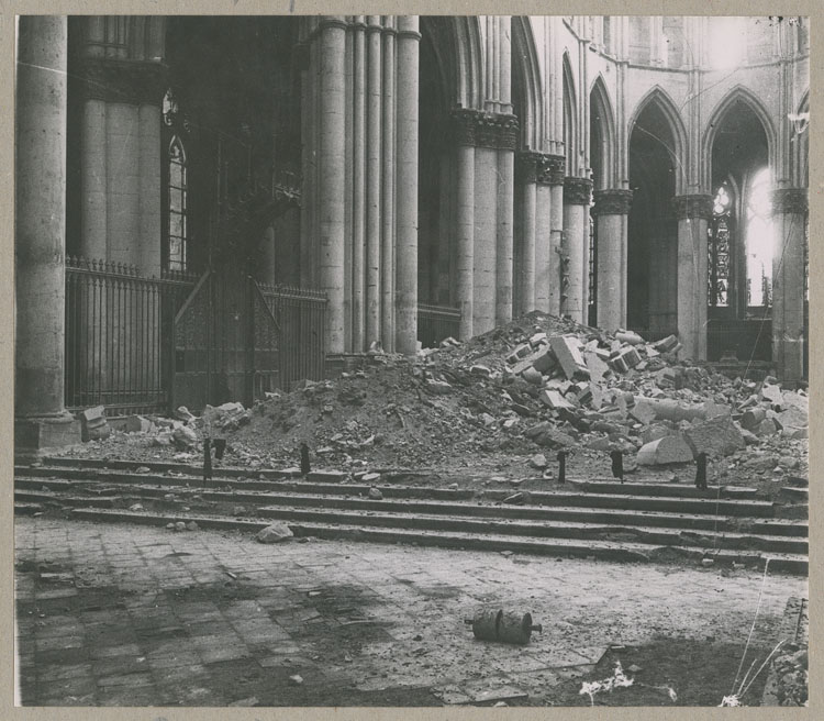 Le choeur après les bombardements, vu du croisillon sud du transept ; Le maître-autel sous les débris de la voûte