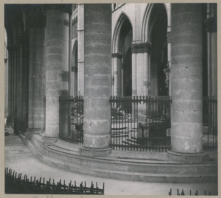 Le déambulatoire et l'arrière de l'autel du cardinal depuis la chapelle Saint-Joseph