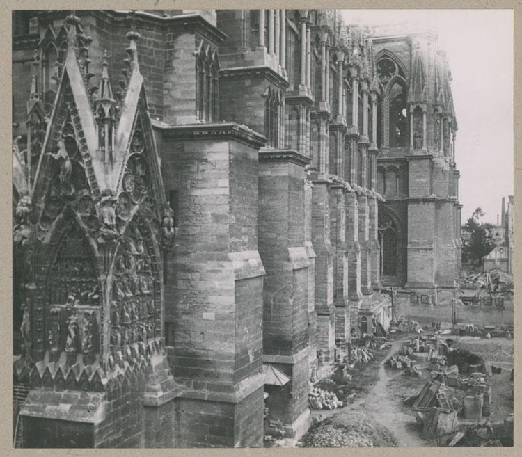 Façade sud, depuis l'hôtel du Lion d'or ; Chantier, dépôt lapidaire