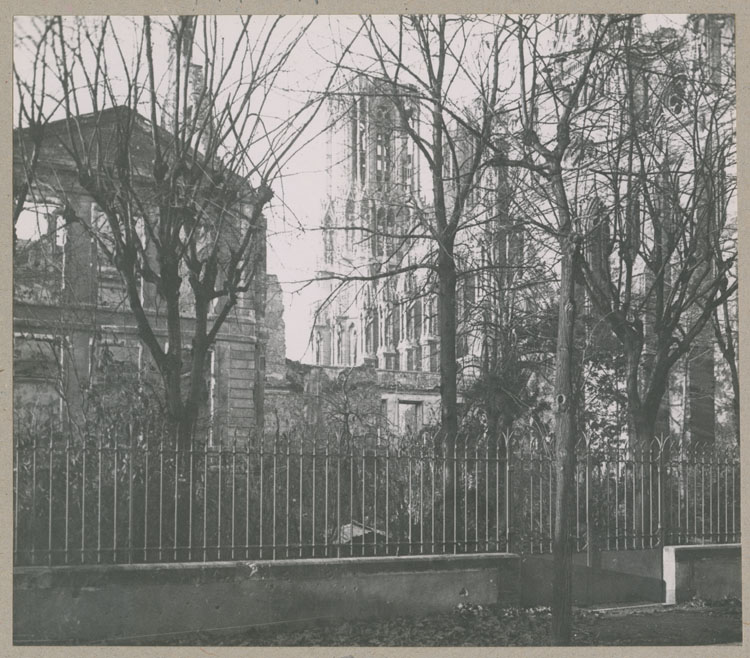 Le pignon est du palais archiépiscopal et la façade sud de la cathédrale, depuis la rue du Cloître