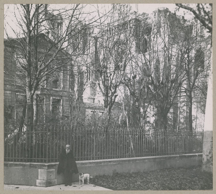 Le pignon est du palais archiépiscopal et la façade sud de la cathédrale, depuis la rue du Cloître