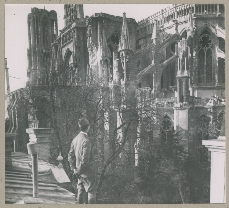 Le chevet et la façade sud, depuis le toit d'une maison de la rue de l'Université ; Visiteur militaire