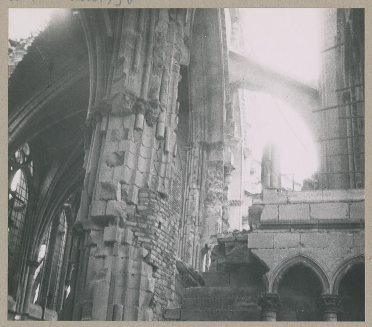 Le pilier sud-est de la croisée du transept détérioré par les bombardements et consolidé, depuis le triforium du croisillon sud, côté ouest