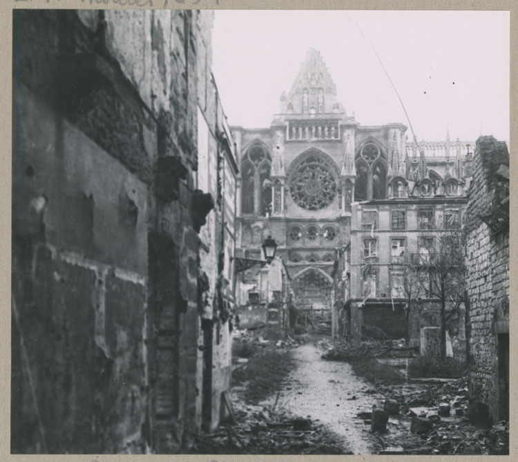 Croisillon nord du transept depuis la place du Chapitre, détérioré par les bombardements