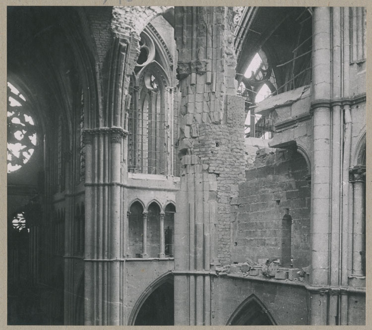 Le pilier sud-est de la croisée du transept détérioré par les bombardements et consolidé, depuis le triforium du croisillon sud