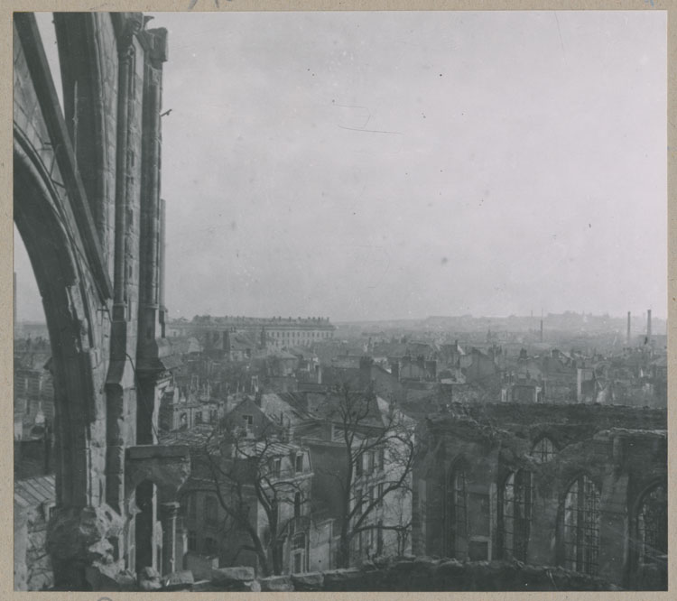 Panorama de la ville, pris de la galerie à la base des fenêtres hautes ; À gauche, arc-boutant du chevet côté sud ; En bas à droite, la chapelle archiépiscopale