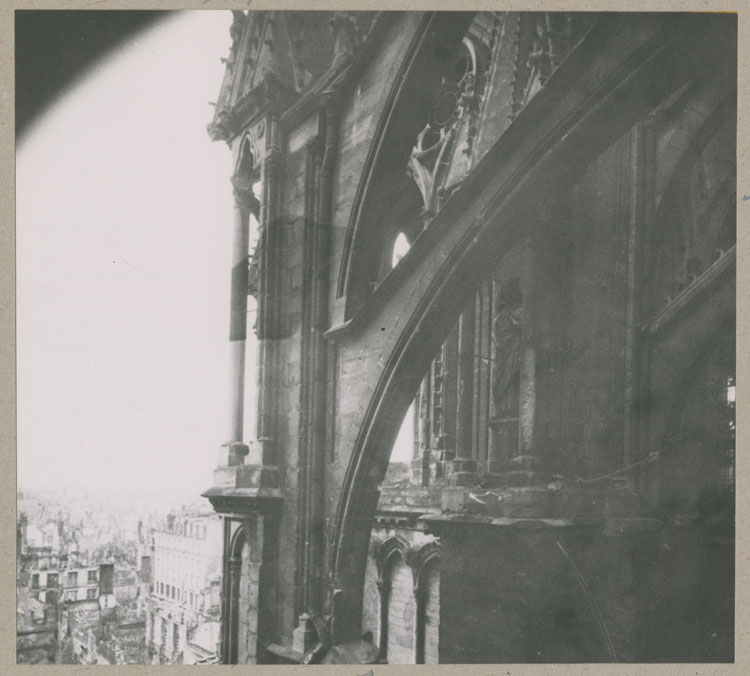 Transept, croisillon nord : contrefort et arc-boutant ouest, depuis la galerie à la base des fenêtres hautes de la nef