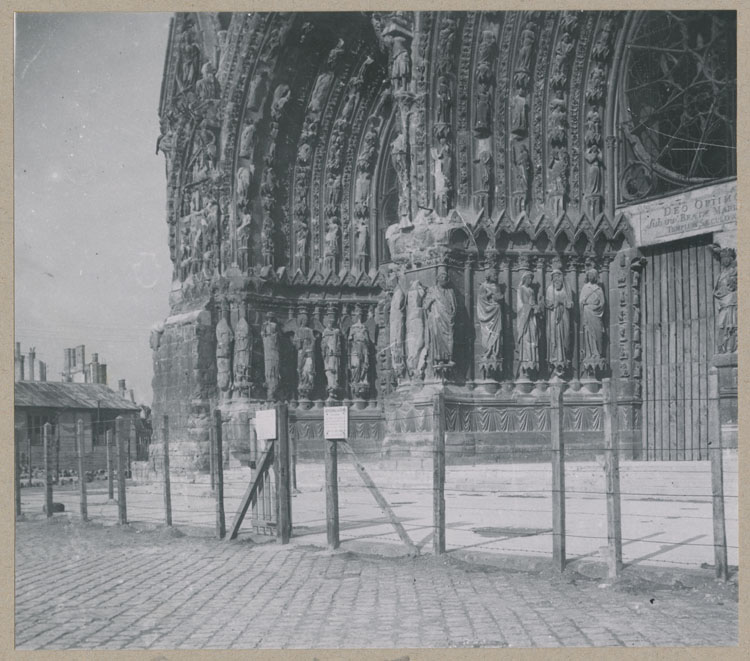 Façade ouest, porches nord et central ; Les ébrasements gauches après une première restauration ; Barrière de chantier