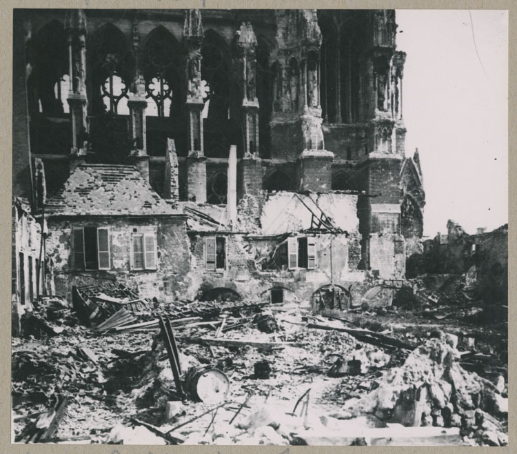 Façade nord et l'ancienne salle capitulaire, 10 rue Robert-de-Coucy, sous les ruines de la maison Clignet