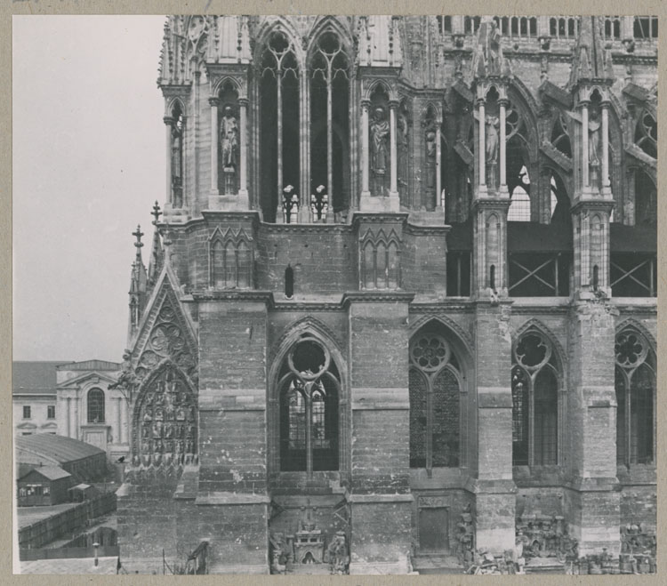 Façade sud, côté ouest ; Toiture provisoire des combles du bas-côté sud ; En bas à gauche, le hangar Bessonneau servant de dépôt lapidaire